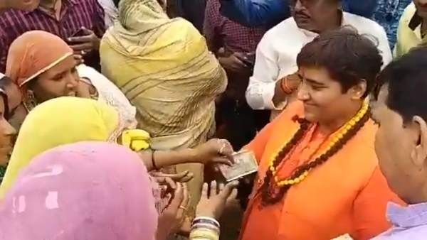 VIDEO: 'भिक्षा' को आय का साधन बताने वाली बीजेपी सांसद प्रज्ञा ठाकुर बांटती दिखीं 500-500 के नोट