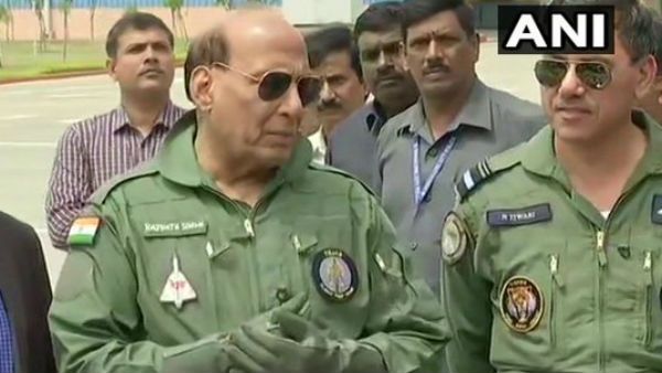 जानिए 30 मिनट के 'तेजस' उड़ान के बाद क्या बोले रक्षा मंत्री राजनाथ सिंह?