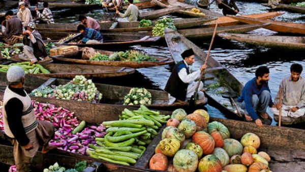 Article 370: रात में 10 बजे से सुबह 4 बजे तक क्यों खुल रही है श्रीनगर की सबसे बड़ी सब्जी मंडी?