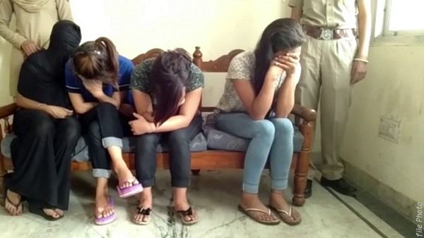 दिल्ली से देहरादून के होटलों में लग्जरी कारों से भेजते थे लड़कियां, उत्तराखंड पुलिस ने किया रैकेट का भंडाफोड़