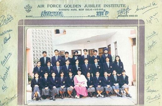 सुष्मिता ने शेयर की स्कूल की तस्वीर, पहचानिए कैसी थी 17 साल की अभिनेत्री