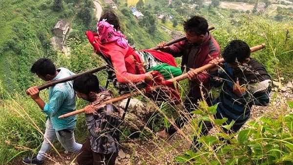 उत्तराखंड: अस्पताल ले जाने के लिए मरीज को कंधे पर लादकर 25 किमी चले पैदल