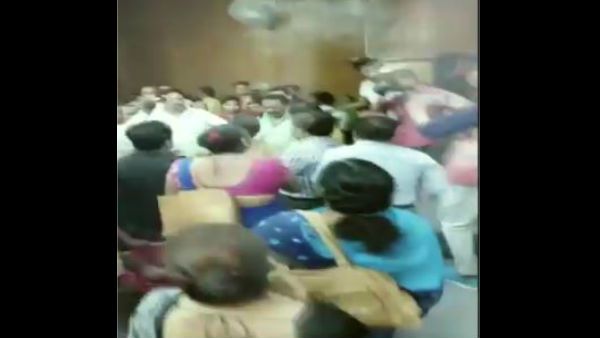 Video: फ्लैट की चाबी नहीं मिली तो नाराज महिला ने पार्षद को चप्पलों से पीटा