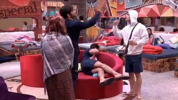 Bigg Boss 13: क्या 'लड़ाई की वजह' से बीच हफ्ते में शो से बाहर किया गया ये कंटेस्टेंट? भाई ने बताई पूरी सच्चाई