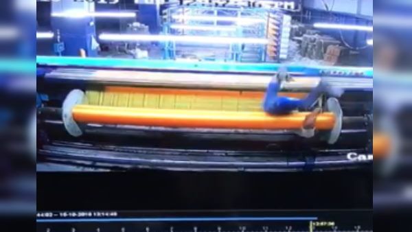 अचानक से टेक्सटाइल मिल की मशीन में फंस गया युवक, देखें सीसीटीवी फुटेज