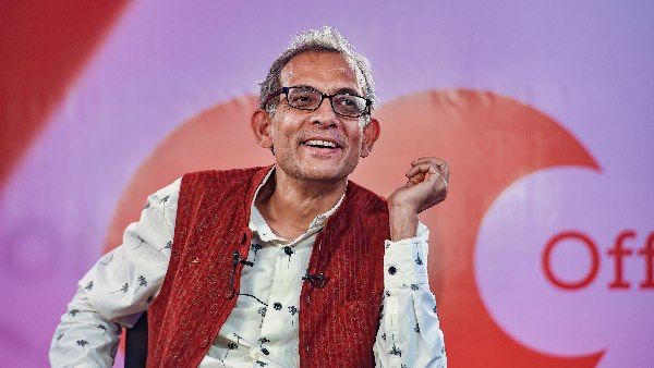 कोलकाता में अपने घर पहुंच रहे हैं अभिजीत बनर्जी, बेटे के लिए मां बना रही हैं खास डिश