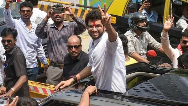 जानिए, कितनी संपत्ति के मालिक हैं शिवसेना नेता आदित्य ठाकरे