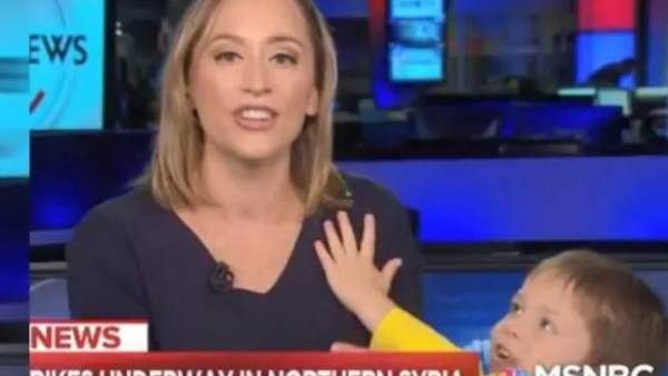 वीडियो: सीरिया बमबारी पर खबर पढ़ रही थी एंकर, अचानक सामने आ गया बेटा