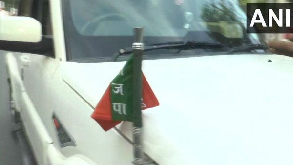 AMU में भाजपा विधायक की गाड़ी से हटवाया गया पार्टी का झंडा, दर्ज कराई शिकायत