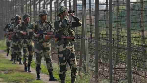 गुजरातः बीएसएफ ने पाकिस्तानी घुसपैठिए को दबोचा, सीमा पार करने की कर रहा था कोशिश