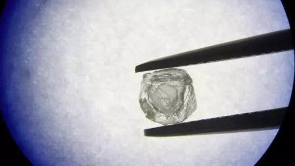 इतिहास में आज तक नहीं हुआ ऐसा, रूस में हीरे के अंदर मिला 'अनोखा' हीरा
