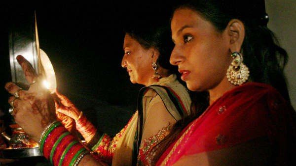  Karwa Chauth 2019: हाथों में पूजा की थाली... आई रात सुहागों वाली...
