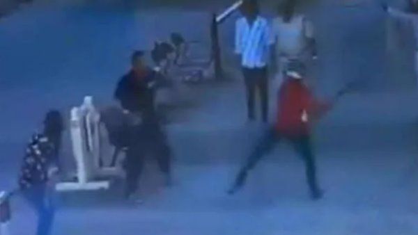 VIDEO: कच्छ में दबंगों ने गार्डों पर किया हमला, मूकदर्शक बनकर खड़े रहे पुलिसवाले