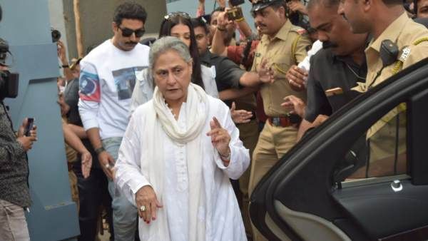 मतदान करने गईं जया बच्चन, इस वजह से पोलिंग अधिकारियों पर भड़क उठीं