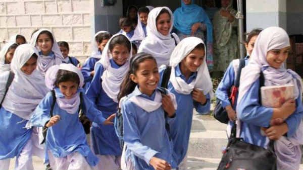 पाकिस्‍तान: खैबर में लड़कियों की सिक्‍योरिटी के लिए सरकारी स्‍कूल में बांटे जा रहे बुर्के
