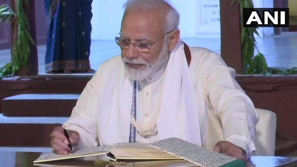 बापू की जंयती पर साबरमती आश्रम पहुंचे PM मोदी, विजिटर बुक में लिखा ये खास मैसेज