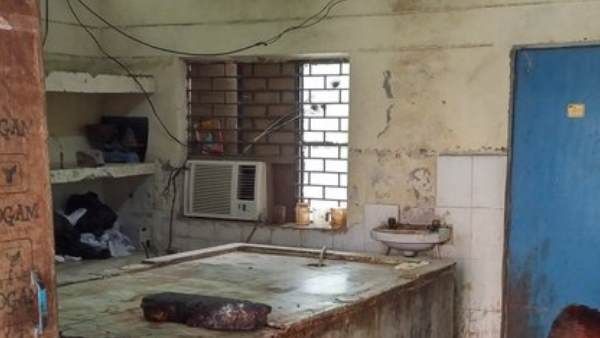 नोएडा: टूटी खिड़कियों से मुर्दाघर में घुसे चूहे, शव के कई अंग कुतरे