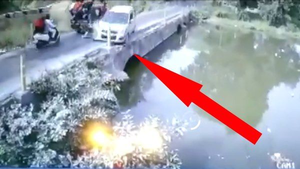 VIDEO:ऑटोरिक्शा बचाने के चक्कर में नहर में नदी कार, पांच लोग बचाए गए