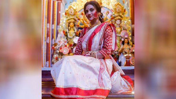 दुर्गा पूजा के बाद अब 'सिंदूर खेला' में शामिल हुईं नुसरत जहां, देवबंदी उलेमा के लिए कही ये बड़ी बात