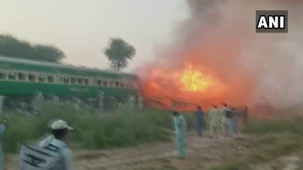 पाकिस्तान: कराची-रावलपिंडी तेजगाम एक्सप्रेस में आग लगने से 65 लोगों की मौत, 15 घायल
