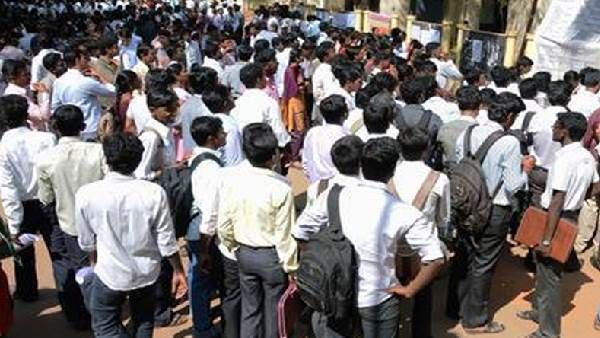 PhD और Btech किए लोगों ने गुजरात में चपरासी की नौकरी ज्वॉइन की, बोले- बढ़िया सरकारी जॉब है