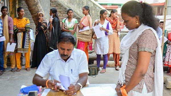 यहां RTO में लाइसेंस बनवाने के लिए ड्राइविंग से पहले महिलाओं को देना होता है ड्रेस का टेस्ट