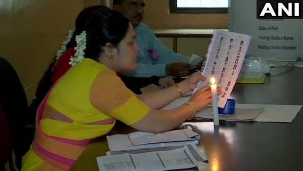 Maharashtra Election 2019: बिजली गुल होने पर मोमबत्ती जलाकर मतदान, बारिश में छाता लेकर आए मतदाता