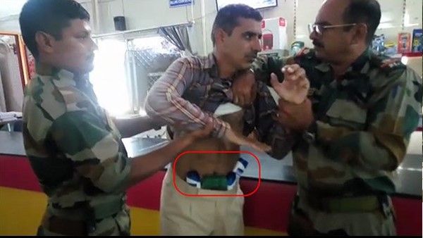 आर्मी कैंटीन में चोरी करते पकड़ा गया सिपाही, फौजियों ने वीडियो रिकॉर्डिंग कर गिना सामान, देखें