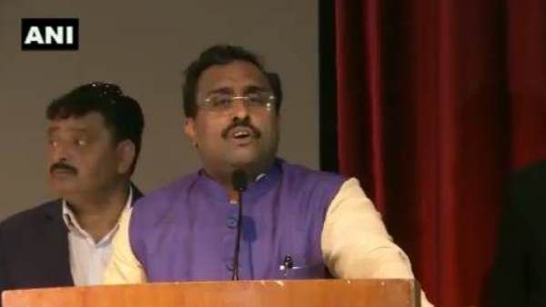 जम्मू-कश्मीर में राम माधव बोले, जेल में बैठे नेता लोगों को बंदूक उठाने को कह रहे हैं