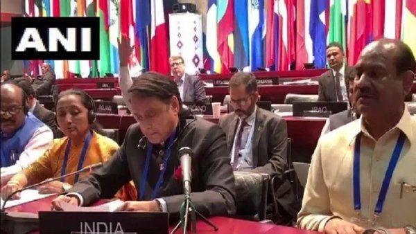सर्बिया में पाकिस्तान ने फिर उठाया J&K का मुद्दा, शशि थरूर ने लगाई लताड़