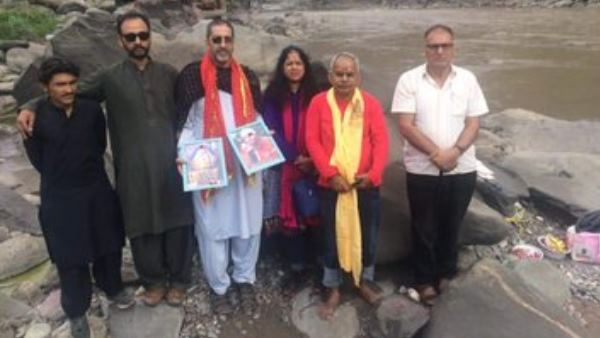 72 साल बाद पीओके के शारदा पीठ में दंपति ने की पूजा, काफी कठिनाई के बाद पहुंचे
