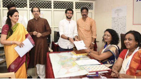 महाराष्ट्र विधानसभा चुनाव: शिवसेना की फर्स्ट फैमिली ने अभी क्यों तोड़ी ठाकरे परिवार की परंपरा? जानिए