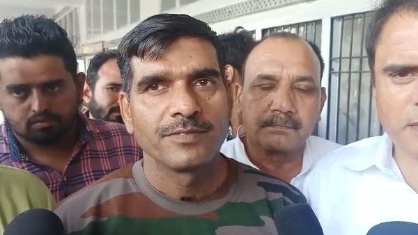 बर्खास्त फौजी तेज बहादुर ने करनाल सीट से भरा पर्चा, कहा- पुलवामा हमले की जांच सरकार ने क्यों रोकी?