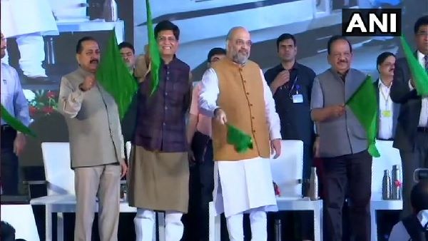 वंदे भारत एक्सप्रेस को दिल्ली से जम्मू की रवानगी के लिए अमित शाह ने दिखाई हरी झंडी