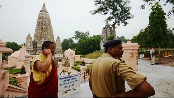 बिहार: महाबोधि मंदिर में चढ़ावे को लेकर बौद्ध भिक्षुओं के बीच हिंसक झड़प, चले लात-घूंसे