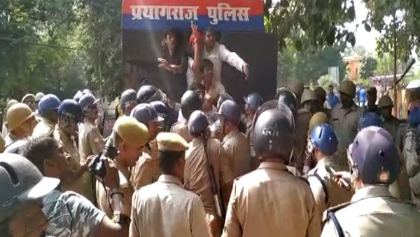 इलाहाबाद विश्वविद्यालयः छात्र संघ की बहाली को लेकर छात्र नेताओं का उग्र प्रदर्शन, कई प्रोफेसरों की कार के शीशे तोड़े