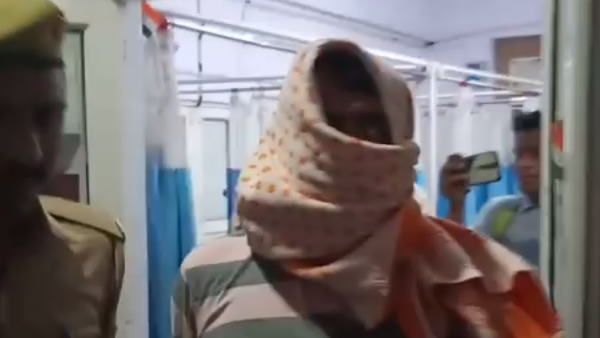 मुरादाबादः एंटी करप्शन टीम के सामने रिश्वत लेते हुए रंगे हाथ पकड़ा गया दारोगा
