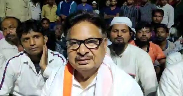 गोकशी के आरोपी को छुड़ाने के लिए धरने पर बैठे कांग्रेस नेता पीएल पुनिया