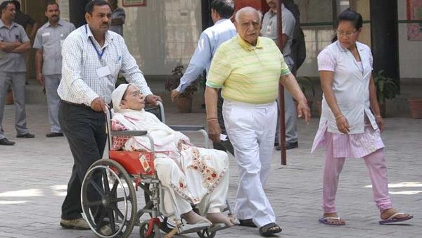 दिव्यांग और 80 साल से अधिक उम्र के बुजुर्ग अब पोस्टल बैलट से डाल सकेंगे वोट