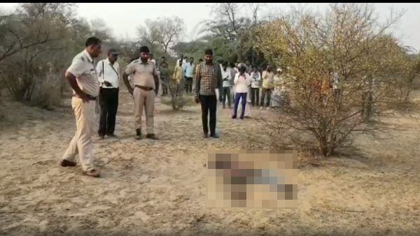 पति ने छोटे भाई के सा​थ मिलकर पत्नी का सिर किया धड़ से अलग, पुलिस ने निकलवाया दफन शव