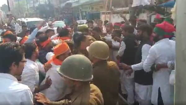 वाराणसीः नामांकन के दौरान काशी विद्यापीठ में दो छात्र गुटों के बीच जमकर मारपीट और पथराव