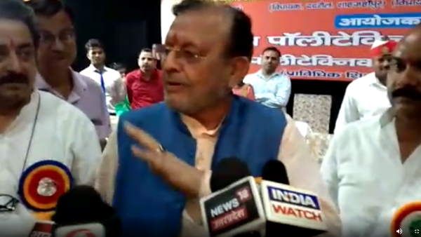 कैबिनेट मंत्री सुरेश खन्ना ने प्रदूषण के सवाल पर कहा- वह भगवान से पानी बरसाने की प्रार्थना कर रहे हैं