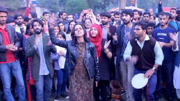 पाकिस्तान में 'सरफरोशी की तमन्ना...' गाकर सोशल मीडिया पर वायरल हुई ये लड़की आखिर कौन है?