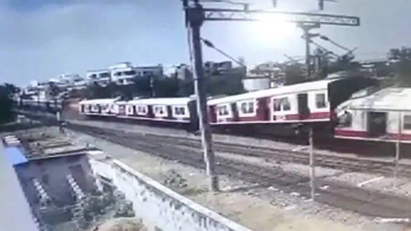 एक ट्रैक पर आमने-सामने भिड़ीं दो ट्रेनें, CCTV फुटेज देख उड़ जाएंगे होश