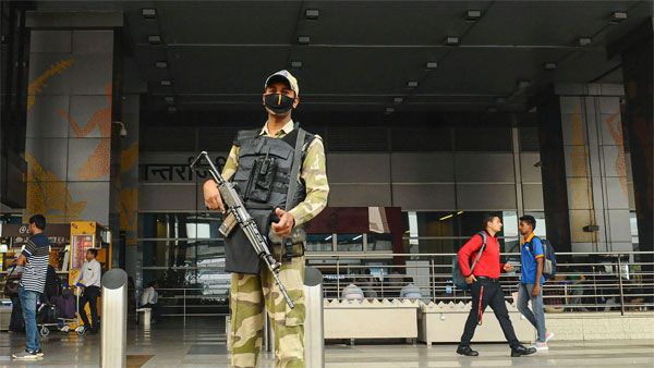 जिस लावारिस बैग से दिल्‍ली एयरपोर्ट पर मची थी अफरातफरी, उस बैग से निकले काजू-चॉकलेट