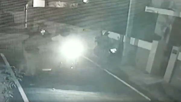 VIDEO: बाइक सवार ने महिला के साथ की चेन स्नेचिंग, CCTV में कैद हुई रोंगटे खड़े कर देने वाली वारदात