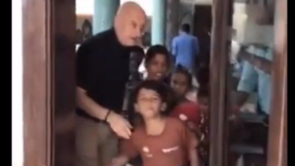 फुटपाथ पर रहने वाले बच्चों के साथ खाना खाने फाइव स्टार पहुंचे अनुपम खेर, वीडियो