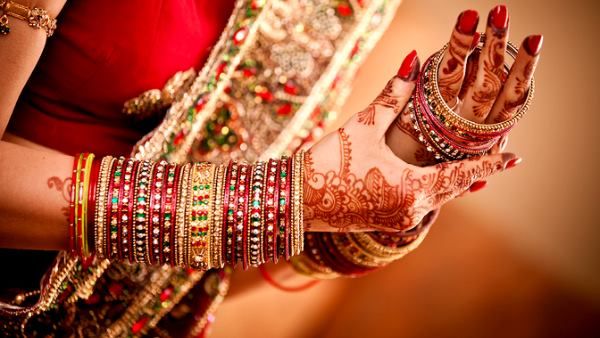 पति का तर्क: 'शादी में करवा रखा था मेकअप, रियल में पत्नी है सांवली-बेडौल, चाहिए तलाक'