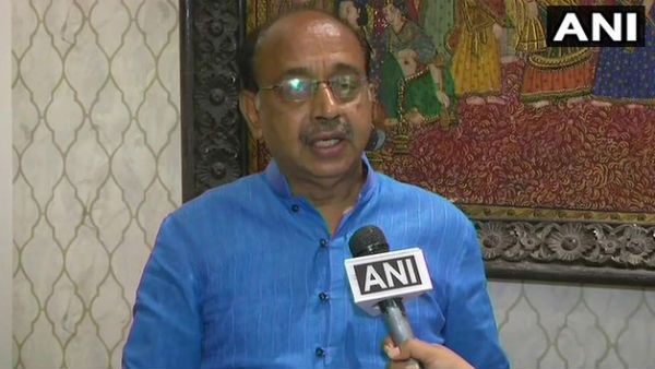 4 हजार का चालान कटाने वाले भाजपा नेता विजय गोयल ने बताया, दिल्ली में बनी उनकी सरकार तो पॉल्यूशन को कैसे थामेंगे