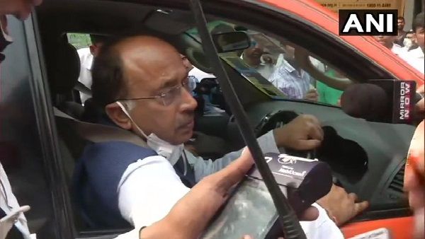 दिल्ली: Even के दिन Odd नंबर की गाड़ी लेकर निकले बीजेपी नेता विजय गोयल, कटा चालान